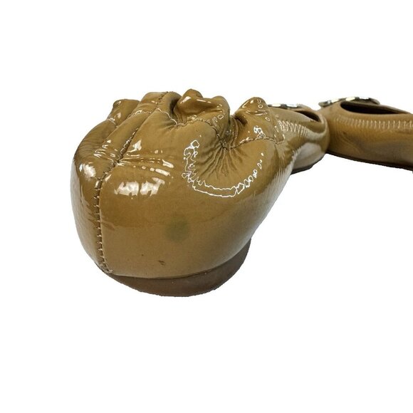 Tory Burch Reva Tan Patent Ballet Flats 8.5 Gold Logo Chic Luxe Classic Spot - Picture 6 of 16